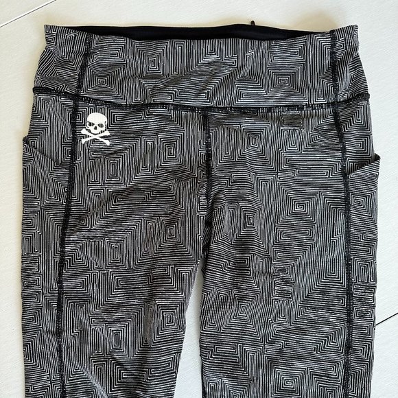 Lululemon Soulcycle Cropped Leggings White/Black Design w/ Mesh Detail Size 8 - Picture 8 of 16